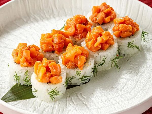 Ролл с тар-таром из лосося и соусом спайси