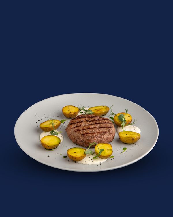 Бифштекс с печёным картофелем и соусом Блю Чиз