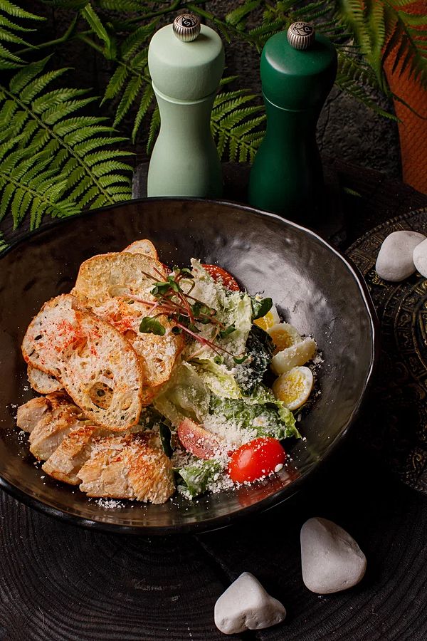 Салат а ля Цезарь с куриным филе и беконом