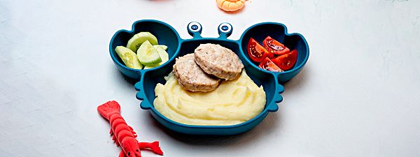 Паровые куриные котлеты с пюре и овощами