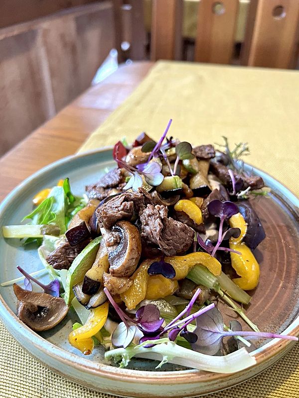 Теплый салат с телятиной