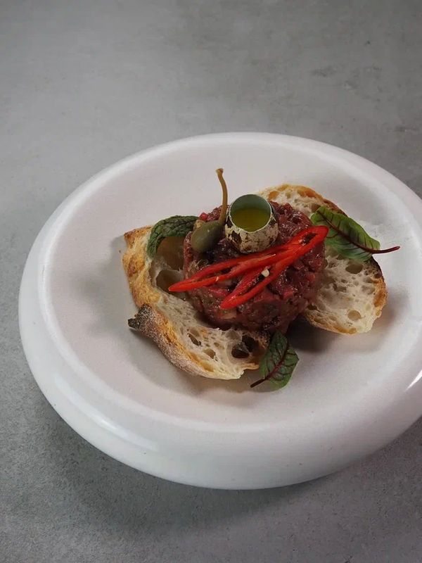 Тартар из телятины на хлебных тостах