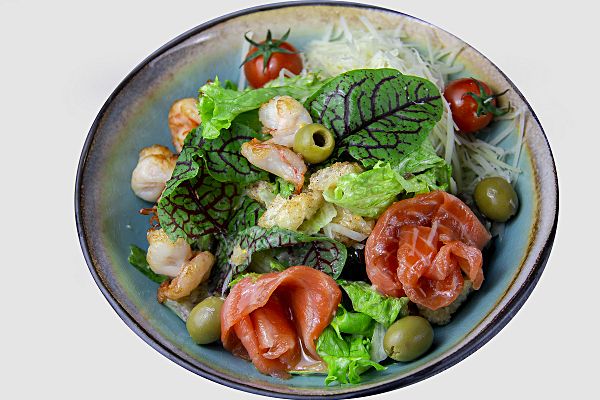 Цезарь с лососем и креветкой