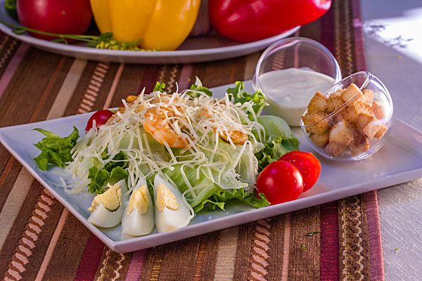 Салат Цезарь с креветками