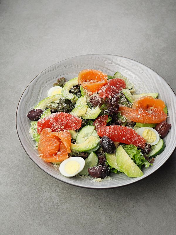 С лососем, авокадо и грейпфрутом, с перепелиным яйцом, черри и пармезаном