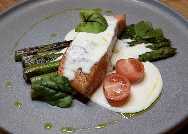 Запеченное филе семги со спаржей и сливочно сырным соусом