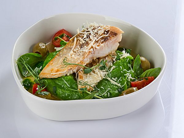 Судак с шпинатным пюре и соусом Оливен Блан