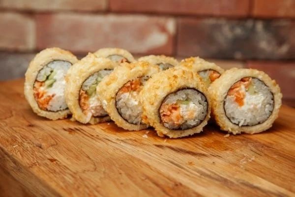 Горячий ролл с лососем