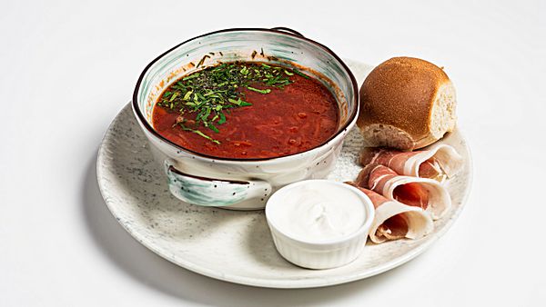 Борщ домашний с говядиной, салом и пампушками