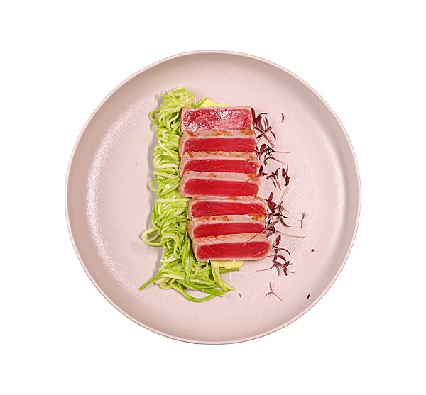 Тунец со спагетти из кабачка