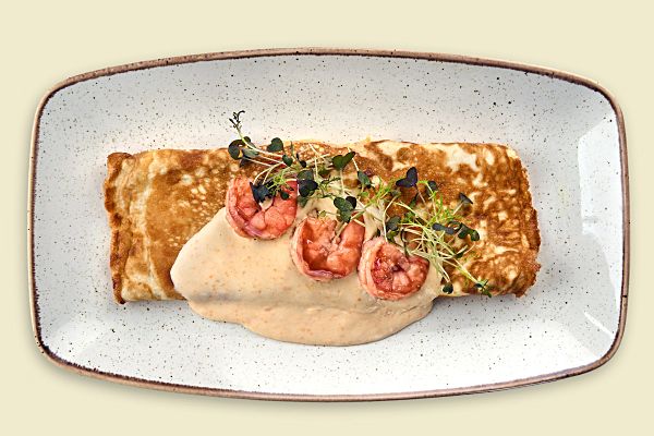 Омлет с сырным соусом и креветкой