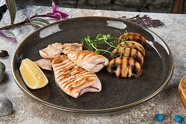 Кальмар на гриле с грибами