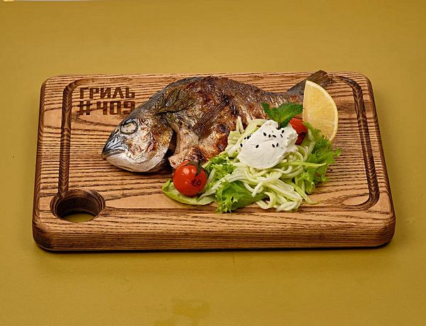 Дорадо на гриле с хрустящими цукини и мусом из сыра феты