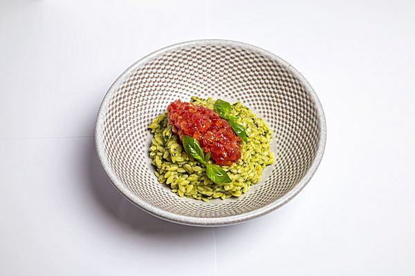 Орзо с тартаром из тунца и соусом песто