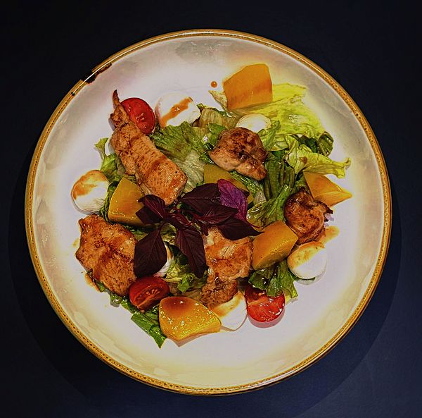 Салат с курицей и персиком