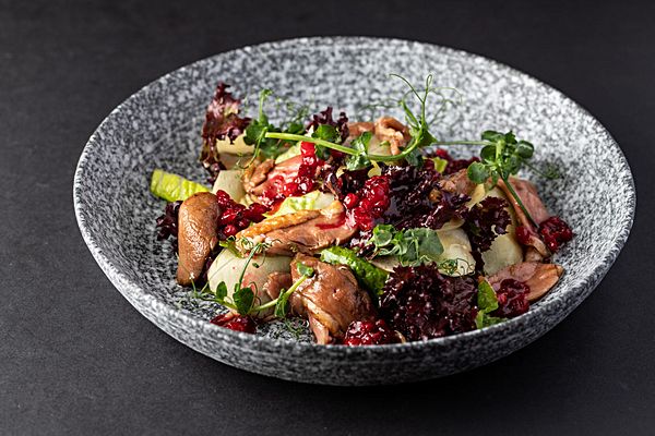 Тёплый салат с уткой