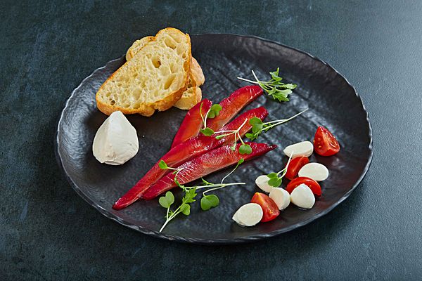 Лосось гравлакс с моцареллой и томатами