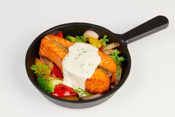 Форель с овощами и соусом 