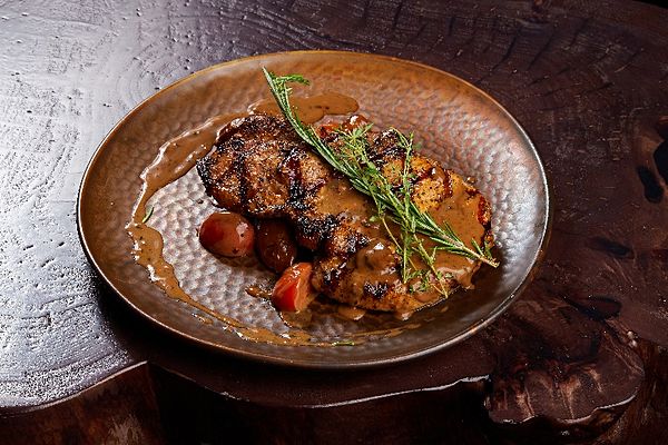 Свинина на кости с мятым картофелем в сливочно-перечном соусе