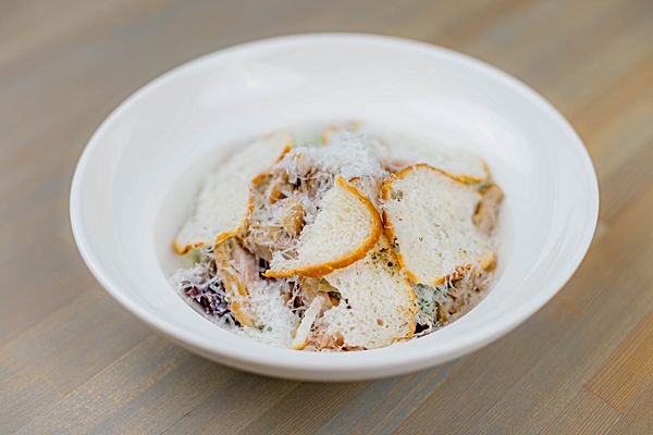 Хрустящий салат с куриным бедром и беконом