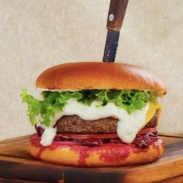 Фирменный с копченой вишней и соусом блючиз