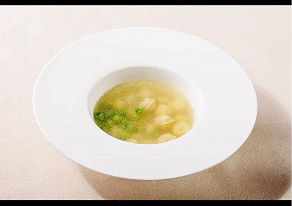 Куриный бульон с пельменями и зеленым горошком