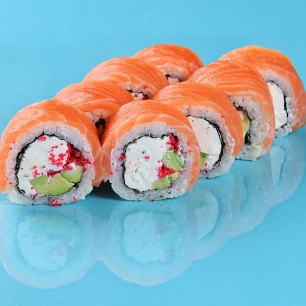 Филадельфия с лососем и авокадо