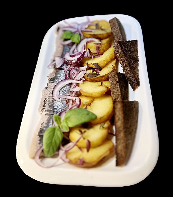 Сельдь с картофелем, луком и гренками