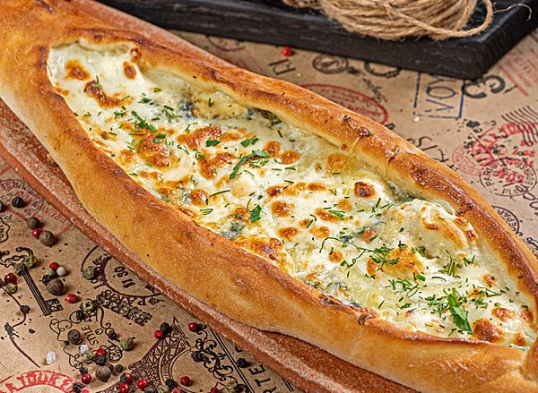 Пиде с пятью видами сыра