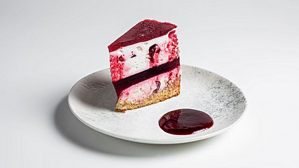 Ягодный торт с малиной и вишней