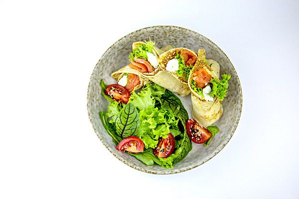 Блины со слабосоленым лососем, сливочным сыром и зеленью