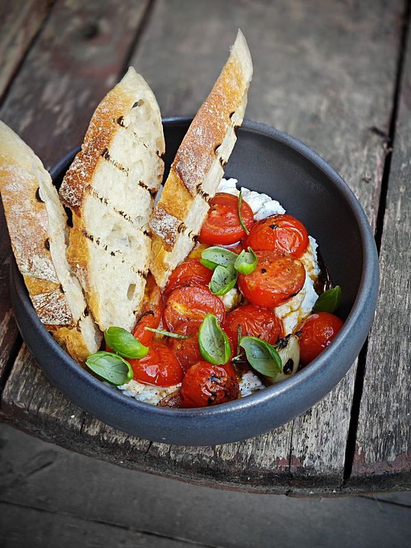 Черри конфи с печеным чесноком и кремом из рикотты