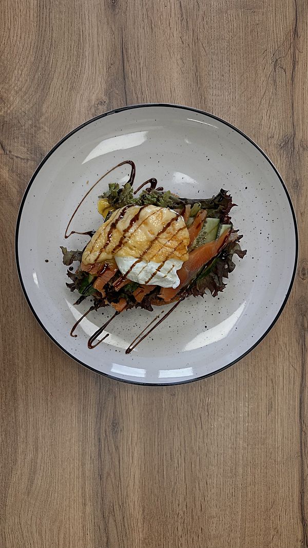 Мятый круассан с семгой