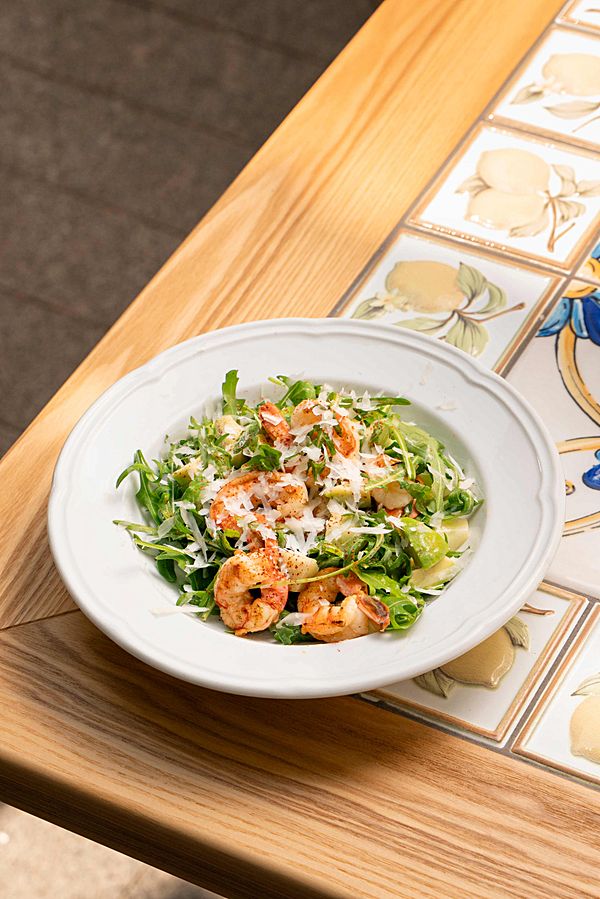 Руккола с креветками и авокадо