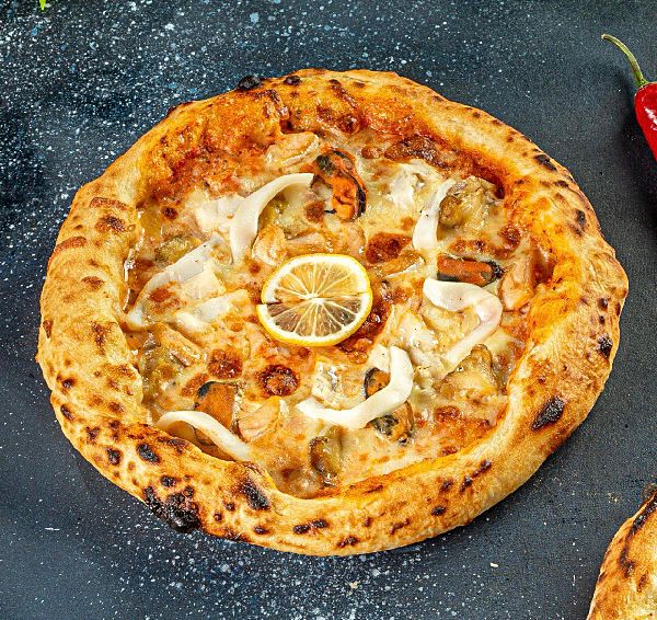 Пицца с морепродуктами и сливочным соусом