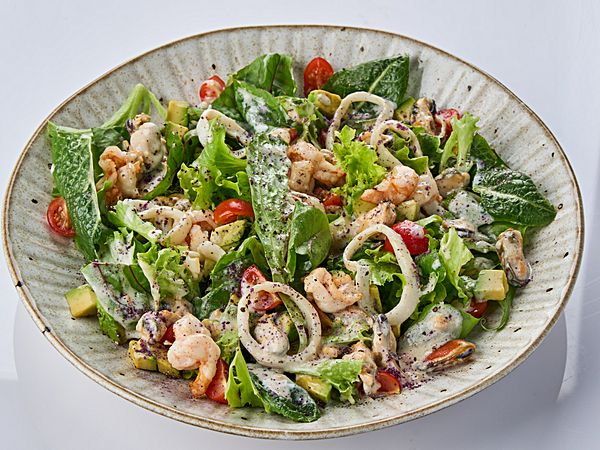 Теплый салат с морепродуктами