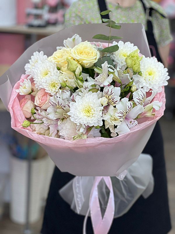 Сборный букет с хризантемой и альстромерией