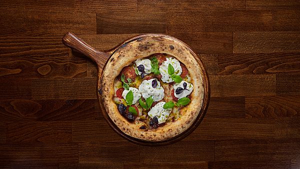 Пицца с пряными томатами и сыром страчателлой