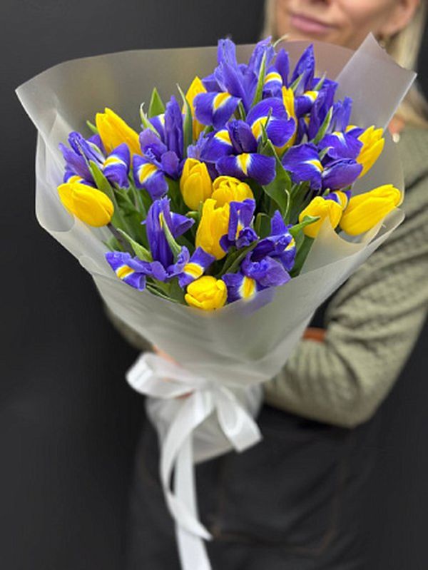 Яркий микс тюльпанов с ирисами