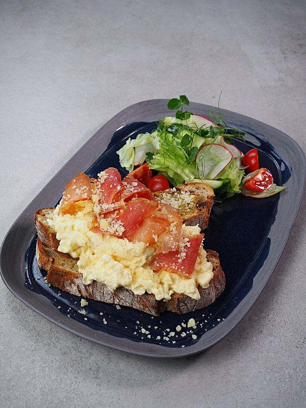 Скрамбл с пармской ветчиной и гренками