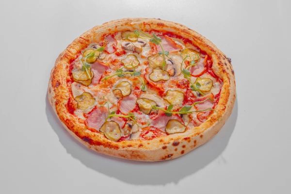 Пицца с ветчиной и грибами