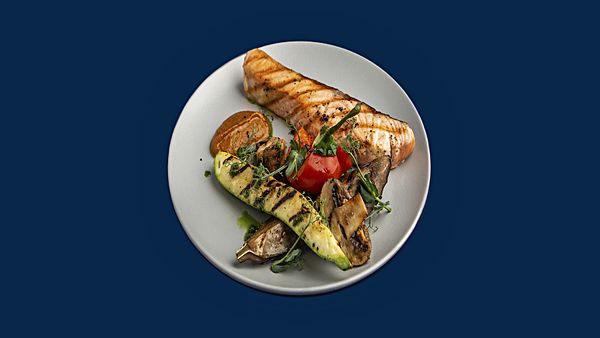 Филе лосося с овощами гриль