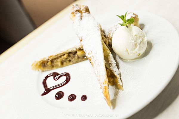 Яблочный штрудель с мороженым