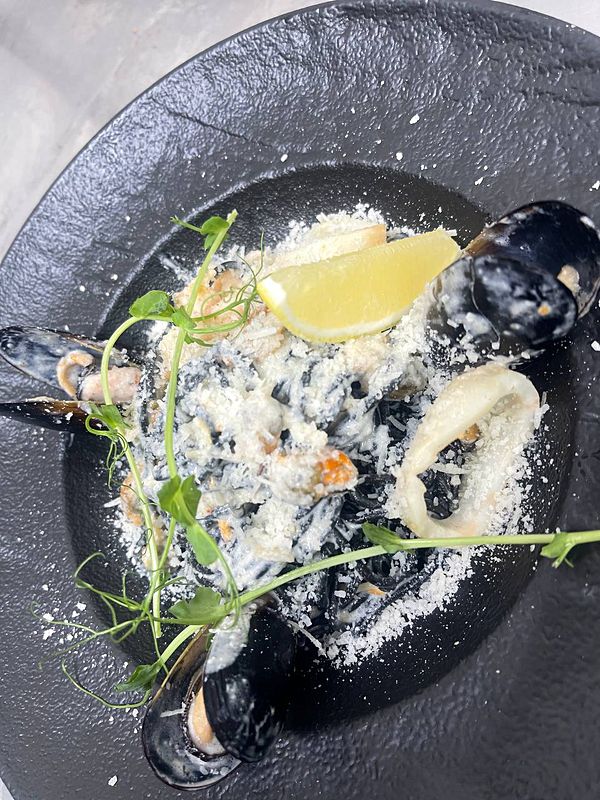 Спаггети с чернилами каракатицы и дарами моря