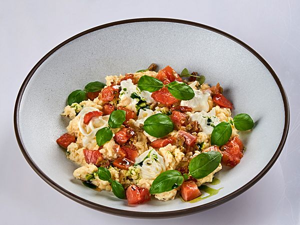 Скрембл с форелью и страчателлой