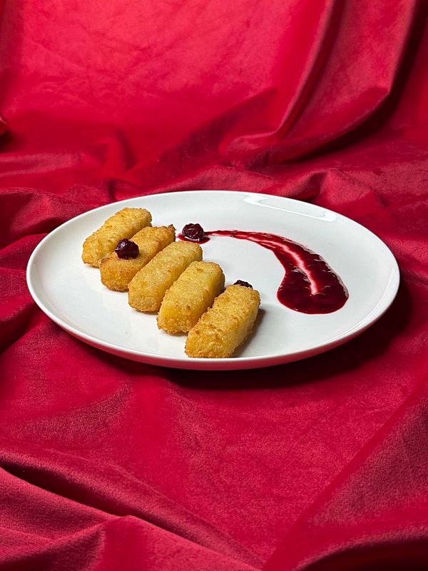 Жаренный сыр с ягодным соусом