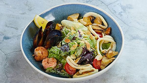 Фирменный салат «Баркас» с морепродуктами и сливочно-трюфельным соусом