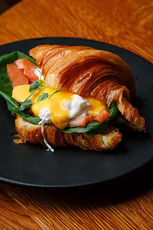 Круассан с лососем и яйцом пашот