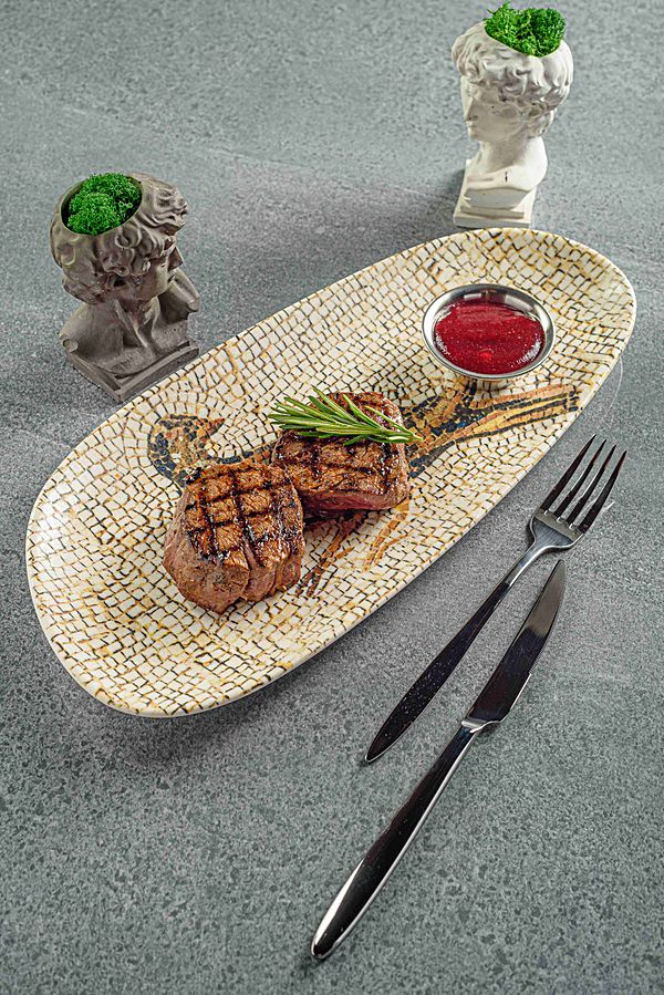 Медальоны из телятины с клюквенным соусом