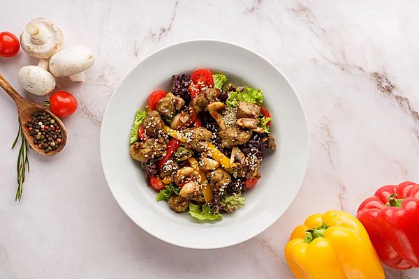 Теплый салат с куриной печенью и шампиньонами